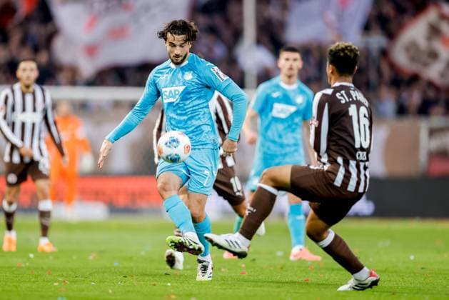 Hamburg, 19. Oktober 2025 - Fußball, 1. Bundesliga 2025 26, FC St. Pauli - TSG 1899 Hoffenheim: Leon Avdullahu (TSG 1899 Hoffenheim, 7), Joel Chima Fujita (FC St. Pauli, 16) DFL REGULATIONS PROHIBIT ANY USE OF PHOTOGRAPHS AS IMAGE SEQUENCES AND OR QUASI-VIDEO.