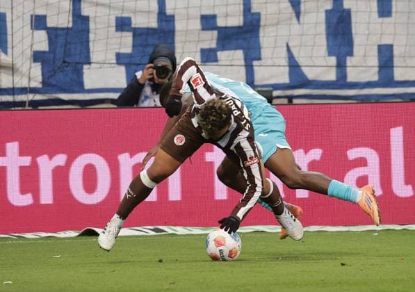 Joel Chima Fujita (FC St. Pauli), Toure Bazoumana (TSG Hoffenheim) Fussball, 1.BL, Saison 2025 2026, Herren, FC St.Pauli gegen TSG 1899 Hoffenheim DFL REGULATIONS PROHIBIT ANY USE OF PHOTOGRAPHS AS IMAGE SEQUENCES AND OR QUASI-VIDEO.