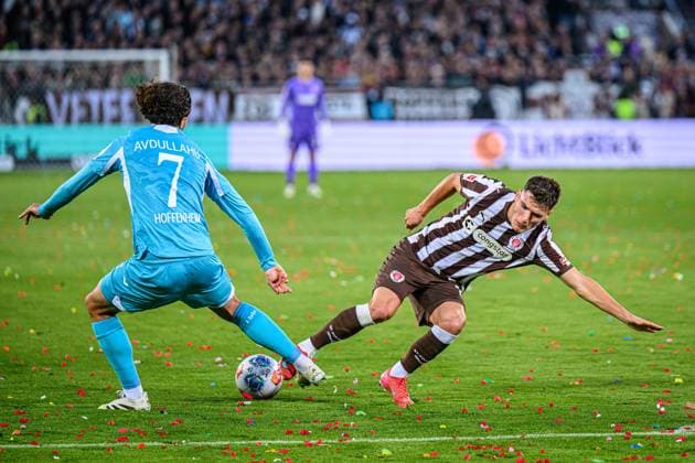 Fußball I Herren I Saison 2025-2026 I Bundesliga I 7. Spieltag I FC St. Pauli - TSG 1899 Hoffenheim I 19.10.2025 Leon Avdullahu (7, TSG 1899 Hoffenheim), Arkadiusz Pyrka (11, FC St. Pauli) Hamburg Millerntor-Stadion Hamburg Deutschland Copyright: xLobecax xHenningxRohlfsx