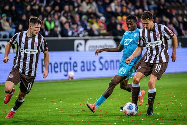 Fußball I Herren I Saison 2025-2026 I Bundesliga I 7. Spieltag I FC St. Pauli - TSG 1899 Hoffenheim I 19.10.2025 Arkadiusz Pyrka (11, FC St. Pauli), Bazoumana Toure (29, TSG 1899 Hoffenheim), Martijn Kaars (19, FC St. Pauli) Hamburg Millerntor-Stadion Hamburg Deutschland Copyright: xLobecax xHenningxRohlfsx