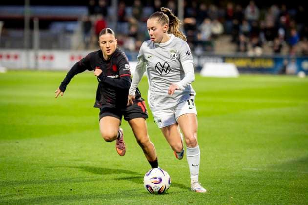 Frauen Fußball-Bundesliga; Bayer 04 Leverkusen - VfL Wolgsburg, 19.10.2025 Estrella Marino Gonzales (Bayer 04 Leverkusen, 10) und Janou Levels (VfL Wolfsburg, 15) im Zweikampf; Bayer 04 Leverkusen - VfL Wolgsburg an Spieltag 7 der Google Pixel Frauen-Bundesliga am 19.10.2025 im Ulrich-Haberland-Stadion in Leverkusen (Nordrhein-Westfalen). DFL REGULATIONS PROHIBIT ANY USE OF PHOTOGRAPHS AS IMAGE SEQUENCES AND OR QUASI-VIDEO. Copyright: xBEAUTIFULxSPORTS AxelxKohringx