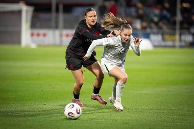Frauen Fußball-Bundesliga; Bayer 04 Leverkusen - VfL Wolgsburg, 19.10.2025 Estrella Marino Gonzales (Bayer 04 Leverkusen, 10) und Janou Levels (VfL Wolfsburg, 15) im Zweikampf; Bayer 04 Leverkusen - VfL Wolgsburg an Spieltag 7 der Google Pixel Frauen-Bundesliga am 19.10.2025 im Ulrich-Haberland-Stadion in Leverkusen (Nordrhein-Westfalen). DFL REGULATIONS PROHIBIT ANY USE OF PHOTOGRAPHS AS IMAGE SEQUENCES AND OR QUASI-VIDEO. Copyright: xBEAUTIFULxSPORTS AxelxKohringx