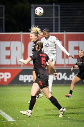 Frauen Fußball-Bundesliga; Bayer 04 Leverkusen - VfL Wolgsburg, 19.10.2025 Melissa Friedrich (Bayer 04 Leverkusen, 3) und Lineth Beerensteyn (VfL Wolfsburg, 9) beim Kopfball-Duell; Bayer 04 Leverkusen - VfL Wolgsburg an Spieltag 7 der Google Pixel Frauen-Bundesliga am 19.10.2025 im Ulrich-Haberland-Stadion in Leverkusen (Nordrhein-Westfalen). DFL REGULATIONS PROHIBIT ANY USE OF PHOTOGRAPHS AS IMAGE SEQUENCES AND OR QUASI-VIDEO. Copyright: xBEAUTIFULxSPORTS AxelxKohringx