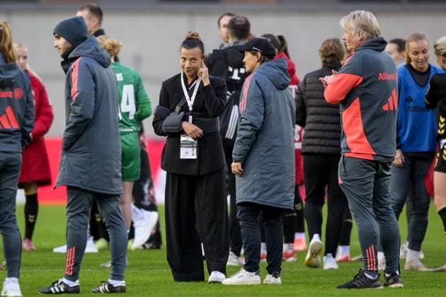Fußball, Google Pixel Frauen Bundesliga, 20251019, FC Bayern München - 1. FC Köln. Im Bild v.l. Arianna CARUSO (Bayern, 27), Direktorin der FC Bayern Frauen Bianca RECH. München FC Bayern Campus Bayern Deutschland Copyright: Passion2Press MarkusxFischerx