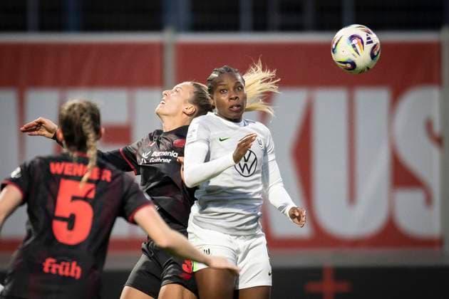 Frauen Fußball-Bundesliga; Bayer 04 Leverkusen - VfL Wolgsburg, 19.10.2025 Melissa Friedrich (Bayer 04 Leverkusen, 3) und Lineth Beerensteyn (VfL Wolfsburg, 9) beim Kopfball-Duell; Bayer 04 Leverkusen - VfL Wolgsburg an Spieltag 7 der Google Pixel Frauen-Bundesliga am 19.10.2025 im Ulrich-Haberland-Stadion in Leverkusen (Nordrhein-Westfalen). DFL REGULATIONS PROHIBIT ANY USE OF PHOTOGRAPHS AS IMAGE SEQUENCES AND OR QUASI-VIDEO. Copyright: xBEAUTIFULxSPORTS AxelxKohringx