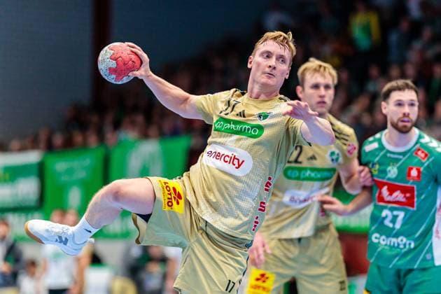 August Baskar Pedersen (TSV Hannover-Burgdorf, 17) beim Siebenmeter 7 Meter Wurf GER, GWD Minden vs. TSV Hannover-Burgdorf, Handball, 1. Bundesliga, 9. Spieltag, Spielzeit 2025 2026, 19.10.2025 GER, GWD Minden vs. TSV Hannover-Burgdorf, Handball, 1. Bundesliga, 9. Spieltag, Spielzeit 2025 2026, 19.10.2025 Luebbecke Copyright: xEibner-Pressefoto JanxRollingerx EP_JSK