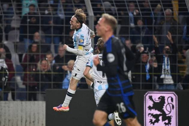 Torjubel Thore JAOCBSEN (TSV 1860 Muenchen) nach Tor zum 3-1, Jubel,Freude,Begeisterung,Aktion. Fussball 3.Liga,11.Spieltag, Saison 2025 26 TSV 1860 Muenchen -MSV Duisburg 3-1, am 19.10.2025 GRUENWALDER STADION. Â