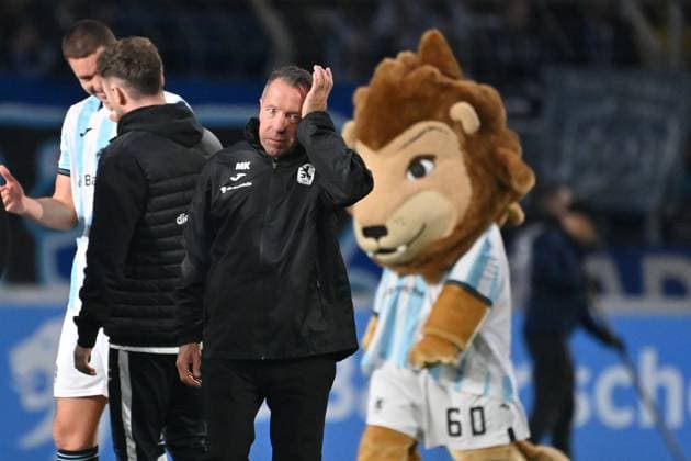 Geschafft:Trainer Markus KAUCZINSKI (1860) nach Spielende. Fussball 3.Liga,11.Spieltag, Saison 2025 26 TSV 1860 Muenchen -MSV Duisburg 3-1, am 19.10.2025 GRUENWALDER STADION. Â