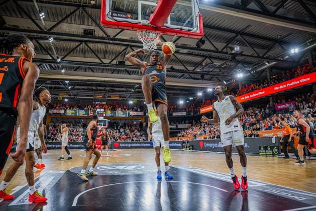 1. Basketball Bundesliga, easyCredit BBL, Saison 2025 2026, Herren, Pokal. Achtelfinale, 19.10.2025, RASTA Vechta - NINERS Chemnitz Malcolm Dandridge ( 23 - RASTA Vechta) beim Dunk Vechta RASTA Dome Niedersachsen Deutschland