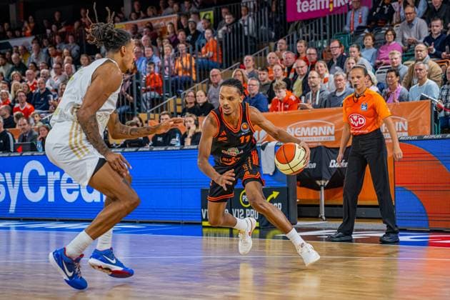 1. Basketball Bundesliga, easyCredit BBL, Saison 2025 2026, Herren, Pokal. Achtelfinale, 19.10.2025, RASTA Vechta - NINERS Chemnitz Alonzo Verge ( 11 - RASTA Vechta) in Aktion Vechta RASTA Dome Niedersachsen Deutschland