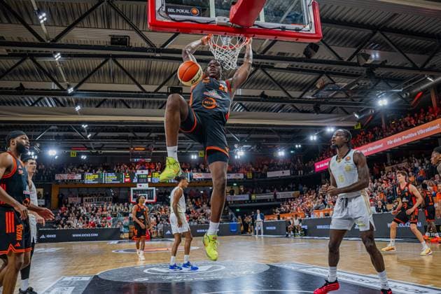 1. Basketball Bundesliga, easyCredit BBL, Saison 2025 2026, Herren, Pokal. Achtelfinale, 19.10.2025, RASTA Vechta - NINERS Chemnitz Malcolm Dandridge ( 23 - RASTA Vechta) beim Dunk Vechta RASTA Dome Niedersachsen Deutschland