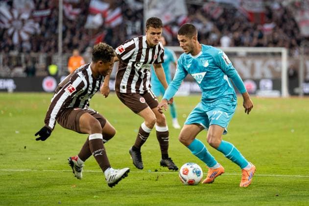 Deutschland, Fussball, 1. Bundesliga, 7. Spieltag 2025 2026, FC St. Pauli - TSG Hoffenheim am 19.10. in Hamburg (Millerntor-Stadion): Andrej Kramaric (TSG Hoffenheim 27) im Zweikampf mit Joel Chima Fujita (FC St. Pauli 16) Copyright: xSvenxHeidmannx