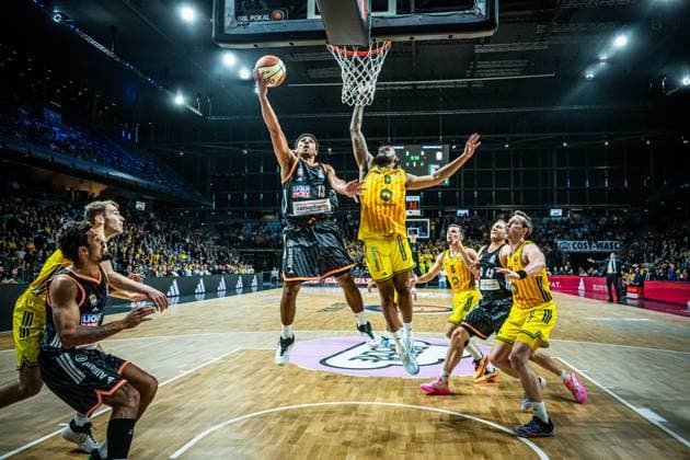 Basketball Berlin 19.10.2025 Saison 2025 2026 BBL Pokal Achtelfinale Alba Berlin - ratiopharm ulm Mark Smith (Ulm, No.13) J wan Roberts (Alba Berlin, No.13)