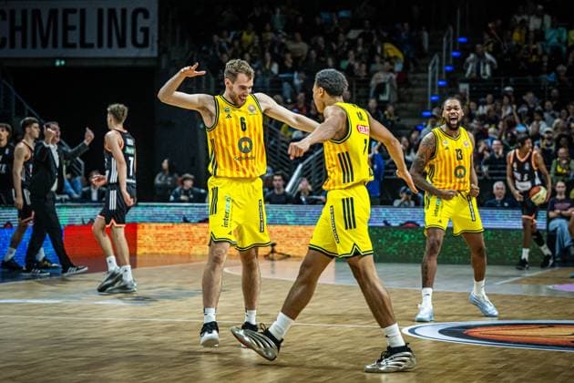 Basketball Berlin 19.10.2025 Saison 2025 2026 BBL Pokal Achtelfinale Alba Berlin - ratiopharm ulm jubel Alba Jack Kayil (Alba Berlin, No.07) Malte Delow (Alba Berlin, No.06)