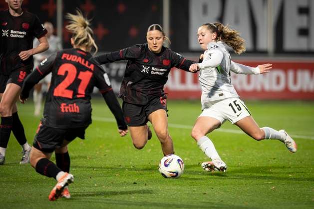 Frauen Fußball-Bundesliga; Bayer 04 Leverkusen - VfL Wolgsburg, 19.10.2025 Strafraum-Duell mit Estrella Marino Gonzales (Bayer 04 Leverkusen, 10) und Janou Levels (VfL Wolfsburg, 15); Bayer 04 Leverkusen - VfL Wolgsburg an Spieltag 7 der Google Pixel Frauen-Bundesliga am 19.10.2025 im Ulrich-Haberland-Stadion in Leverkusen (Nordrhein-Westfalen). DFL REGULATIONS PROHIBIT ANY USE OF PHOTOGRAPHS AS IMAGE SEQUENCES AND OR QUASI-VIDEO. Copyright: xBEAUTIFULxSPORTS AxelxKohringx
