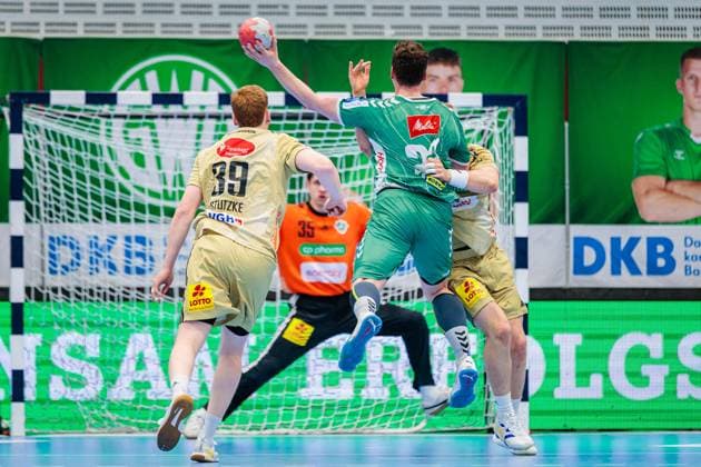 v.l. Lukas Stutzke (TSV Hannover-Burgdorf, 39), Philipp Vorlicek (GWD Minden, 22), Justus Fischer (TSV Hannover-Burgdorf, 54) GER, GWD Minden vs. TSV Hannover-Burgdorf, Handball, 1. Bundesliga, 9. Spieltag, Spielzeit 2025 2026, 19.10.2025 GER, GWD Minden vs. TSV Hannover-Burgdorf, Handball, 1. Bundesliga, 9. Spieltag, Spielzeit 2025 2026, 19.10.2025 Luebbecke Copyright: xEibner-Pressefoto JanxRollingerx EP_JSK