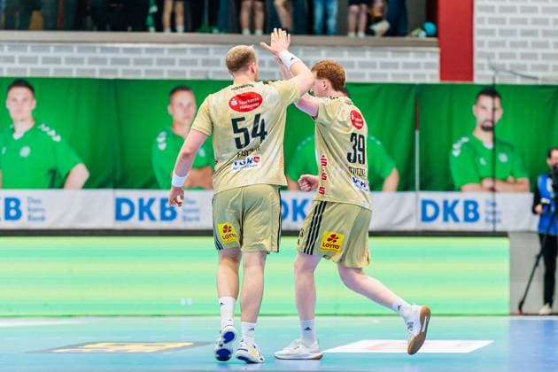 v.l. Justus Fischer (TSV Hannover-Burgdorf, 54). Lukas Stutzke (TSV Hannover-Burgdorf, 39) jubelt nach Torerfolg Tor GER, GWD Minden vs. TSV Hannover-Burgdorf, Handball, 1. Bundesliga, 9. Spieltag, Spielzeit 2025 2026, 19.10.2025 GER, GWD Minden vs. TSV Hannover-Burgdorf, Handball, 1. Bundesliga, 9. Spieltag, Spielzeit 2025 2026, 19.10.2025 Luebbecke Copyright: xEibner-Pressefoto JanxRollingerx EP_JSK