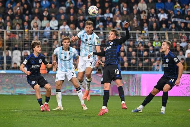 Florian NIEDERLECHNER (TSV 1860 Muenchen), Aktion,Zweikampf gegen Christian VIET (DU). Fussball 3.Liga,11.Spieltag, Saison 2025 26 TSV 1860 Muenchen -MSV Duisburg 3-1, am 19.10.2025 GRUENWALDER STADION.