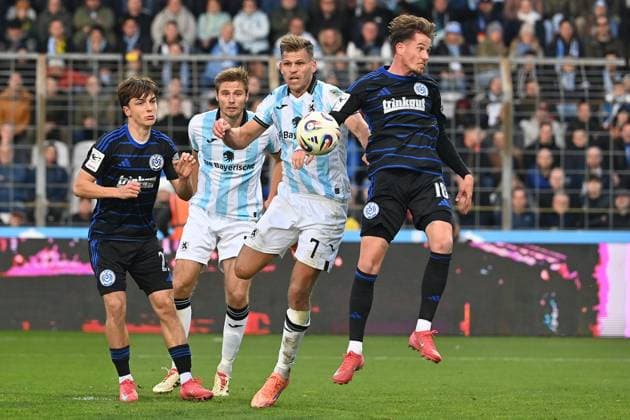 Florian NIEDERLECHNER (TSV 1860 Muenchen), Aktion,Zweikampf gegen Christian VIET (DU). Fussball 3.Liga,11.Spieltag, Saison 2025 26 TSV 1860 Muenchen -MSV Duisburg 3-1, am 19.10.2025 GRUENWALDER STADION. Â