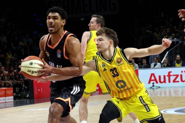DEU, BBL-POkal, ALBA vs. Rathiofarm Ulm, 19.10.2025, Max-Schmeling-Halle, Berlin, DEU, BBL-POkal, ALBA vs. Rathiofarm Ulm, im Bild Bennet Hundt (ALBA Berlin 33), Mark Smith (ratiopharm Ulm 13)