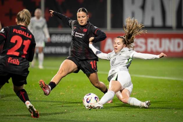 Frauen Fußball-Bundesliga; Bayer 04 Leverkusen - VfL Wolgsburg, 19.10.2025 Strafraum-Duell mit Estrella Marino Gonzales (Bayer 04 Leverkusen, 10) und Janou Levels (VfL Wolfsburg, 15); Bayer 04 Leverkusen - VfL Wolgsburg an Spieltag 7 der Google Pixel Frauen-Bundesliga am 19.10.2025 im Ulrich-Haberland-Stadion in Leverkusen (Nordrhein-Westfalen). DFL REGULATIONS PROHIBIT ANY USE OF PHOTOGRAPHS AS IMAGE SEQUENCES AND OR QUASI-VIDEO. Copyright: xBEAUTIFULxSPORTS AxelxKohringx