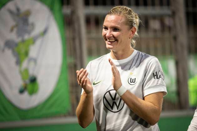Frauen Fußball-Bundesliga; Bayer 04 Leverkusen - VfL Wolgsburg, 19.10.2025 Alexandra Popp (VfL Wolfsburg, 11) wurde ausgewechselt und bedankt sich bei den Fans aus Wolfsburg; Bayer 04 Leverkusen - VfL Wolgsburg an Spieltag 7 der Google Pixel Frauen-Bundesliga am 19.10.2025 im Ulrich-Haberland-Stadion in Leverkusen (Nordrhein-Westfalen). DFL REGULATIONS PROHIBIT ANY USE OF PHOTOGRAPHS AS IMAGE SEQUENCES AND OR QUASI-VIDEO. Copyright: xBEAUTIFULxSPORTS AxelxKohringx