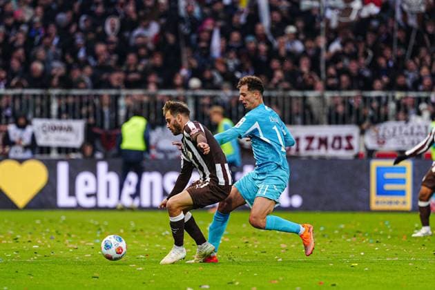 Danel Sinani (FC St. Pauli, 10), Fisnik Asllani (TSG 1899 Hoffenheim, 11) GER, FC St. Pauli vs. TSG 1899 Hoffenheim, Fussball, 1. Bundesliga, Spieltag 7, Saison 2025 2026, 19.10.2025 DFL REGULATIONS PROHIBIT ANY USE OF PHOTOGRAPHS AS IMAGE SEQUENCES AND OR QUASI-VIDEO GER, FC St. Pauli vs. TSG 1899 Hoffenheim, Fussball, 1. Bundesliga, Spieltag 7, Saison 2025 2026, 19.10.2025 Hamburg Copyright: xEibner-Pressefoto MarcelxvonxFehrnx EP_MFN