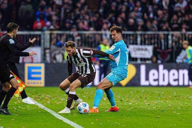 Danel Sinani (FC St. Pauli, 10), Fisnik Asllani (TSG 1899 Hoffenheim, 11) GER, FC St. Pauli vs. TSG 1899 Hoffenheim, Fussball, 1. Bundesliga, Spieltag 7, Saison 2025 2026, 19.10.2025 DFL REGULATIONS PROHIBIT ANY USE OF PHOTOGRAPHS AS IMAGE SEQUENCES AND OR QUASI-VIDEO GER, FC St. Pauli vs. TSG 1899 Hoffenheim, Fussball, 1. Bundesliga, Spieltag 7, Saison 2025 2026, 19.10.2025 Hamburg Copyright: xEibner-Pressefoto MarcelxvonxFehrnx EP_MFN