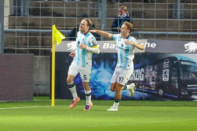 Thore Jacobsen 5 (TSV 1860 Muenchen) jubelt nach seinem Tor zum 3:1 mit Clemens Lippmann 41 (TSV 1860 Muenchen), TSV 1860 Muenchen vs. MSV Duisburg, DFL, Dritte Liga, Saison 2025 2026, Stadion an der Gruenwalder Strasse, Hinrunde, 11. Spieltag, 19.10.2025 DFB regulations prohibit any use of photographs as image sequences and or quasi-video Muenchen Bayern Deutschland