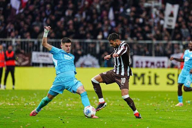Andrej Kramaric (TSG 1899 Hoffenheim, 27), Danel Sinani (FC St. Pauli, 10) GER, FC St. Pauli vs. TSG 1899 Hoffenheim, Fussball, 1. Bundesliga, Spieltag 7, Saison 2025 2026, 19.10.2025 DFL REGULATIONS PROHIBIT ANY USE OF PHOTOGRAPHS AS IMAGE SEQUENCES AND OR QUASI-VIDEO GER, FC St. Pauli vs. TSG 1899 Hoffenheim, Fussball, 1. Bundesliga, Spieltag 7, Saison 2025 2026, 19.10.2025 Hamburg Copyright: xEibner-Pressefoto MarcelxvonxFehrnx EP_MFN