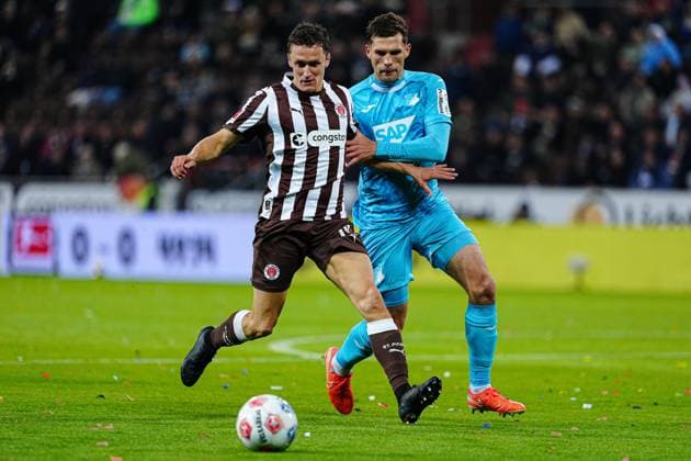 Martijn Kaars (FC St. Pauli, 19), Fisnik Asllani (TSG 1899 Hoffenheim, 11) GER, FC St. Pauli vs. TSG 1899 Hoffenheim, Fussball, 1. Bundesliga, Spieltag 7, Saison 2025 2026, 19.10.2025 DFL REGULATIONS PROHIBIT ANY USE OF PHOTOGRAPHS AS IMAGE SEQUENCES AND OR QUASI-VIDEO GER, FC St. Pauli vs. TSG 1899 Hoffenheim, Fussball, 1. Bundesliga, Spieltag 7, Saison 2025 2026, 19.10.2025 Hamburg Copyright: xEibner-Pressefoto MarcelxvonxFehrnx EP_MFN