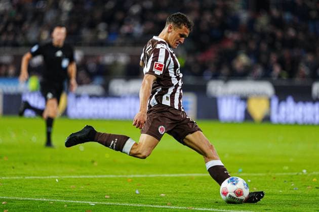 Torschuss Torchance Martijn Kaars (FC St. Pauli, 19) GER, FC St. Pauli vs. TSG 1899 Hoffenheim, Fussball, 1. Bundesliga, Spieltag 7, Saison 2025 2026, 19.10.2025 DFL REGULATIONS PROHIBIT ANY USE OF PHOTOGRAPHS AS IMAGE SEQUENCES AND OR QUASI-VIDEO GER, FC St. Pauli vs. TSG 1899 Hoffenheim, Fussball, 1. Bundesliga, Spieltag 7, Saison 2025 2026, 19.10.2025 Hamburg Copyright: xEibner-Pressefoto MarcelxvonxFehrnx EP_MFN