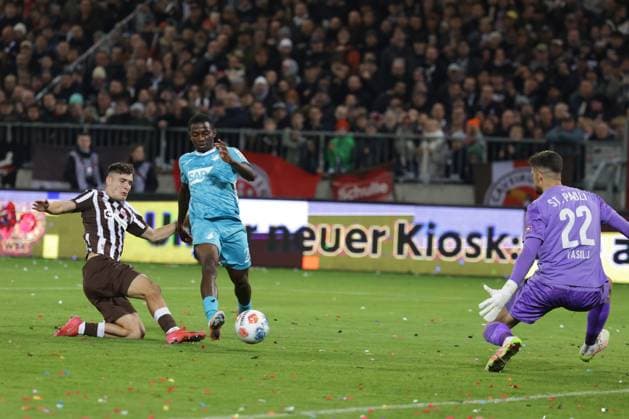 GER, Hamburg, Fussball, DFL, FC St. Pauli vs TSG 1899 Hoffenheim , im Millerntor Stadion , 19.10.2025 , v.l. Bazoumana Toure (TSG 1899 Hoffenheim, 29) macht das 0:1 fuer TSG 1899 Hoffenheim DFL regulations prohibit any use of photographs as image sequences and or quasi-video. Copyright: HMBxMedia FernandoxSoares