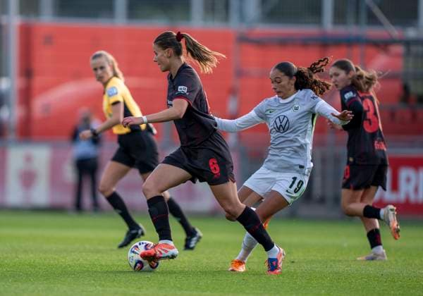 Zweikampf zwischen: Katharina Piljic (Bayer 04 Leverkusen, 6) und Kessya Bussy (VfL Wolfsburg, 19) 19.10.2025, Bayer Leverkusen - VfL Wolfsburg, Fussball, 7. Spieltag, Google Pixel Frauen-Bundesliga, GER, Leverkusen, Ulrich Haberland Stadion DFL regulations prohibit any use of photographs as image sequences and or quasi-video. Copyright: HMBxMedia xMarcoxBader