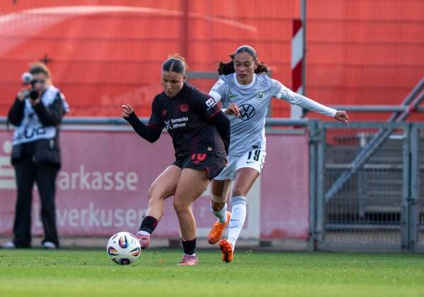 Zweikampf zwischen: Estrella Merino Gonzalez (Bayer 04 Leverkusen, 10) und Kessya Bussy (VfL Wolfsburg, 19) 19.10.2025, Bayer Leverkusen - VfL Wolfsburg, Fussball, 7. Spieltag, Google Pixel Frauen-Bundesliga, GER, Leverkusen, Ulrich Haberland Stadion DFL regulations prohibit any use of photographs as image sequences and or quasi-video. Copyright: HMBxMedia xMarcoxBader