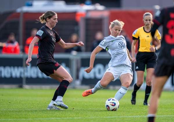 Justine Kielland (VfL Wolfsburg, 18) mit einem Schuss 19.10.2025, Bayer Leverkusen - VfL Wolfsburg, Fussball, 7. Spieltag, Google Pixel Frauen-Bundesliga, GER, Leverkusen, Ulrich Haberland Stadion DFL regulations prohibit any use of photographs as image sequences and or quasi-video. Copyright: HMBxMedia xMarcoxBader