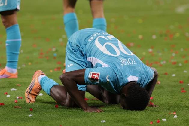 GER, Hamburg, Fussball, DFL, FC St. Pauli vs TSG 1899 Hoffenheim , im Millerntor Stadion , 19.10.2025 , v.l. Bazoumana Toure (TSG 1899 Hoffenheim, 29) macht das 0:1 fuer TSG 1899 Hoffenheim DFL regulations prohibit any use of photographs as image sequences and or quasi-video. Copyright: HMBxMedia FernandoxSoares