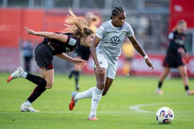 Zweikampf zwischen: Lineth Beerensteyn (VfL Wolfsburg, 9) und Lilla Turanyi (Bayer 04 Leverkusen, 24) 19.10.2025, Bayer Leverkusen - VfL Wolfsburg, Fussball, 7. Spieltag, Google Pixel Frauen-Bundesliga, GER, Leverkusen, Ulrich Haberland Stadion DFL regulations prohibit any use of photographs as image sequences and or quasi-video. Copyright: HMBxMedia xMarcoxBader