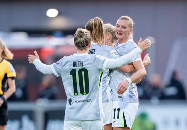 Jubel bei VfL Wolfsburg. Hier: Svenja Huth (VfL Wolfsburg, 10) und Alexandra Popp (VfL Wolfsburg, 11) 19.10.2025, Bayer Leverkusen - VfL Wolfsburg, Fussball, 7. Spieltag, Google Pixel Frauen-Bundesliga, GER, Leverkusen, Ulrich Haberland Stadion DFL regulations prohibit any use of photographs as image sequences and or quasi-video. *** Cheers at VfL Wolfsburg Here Svenja Huth VfL Wolfsburg, 10 and Alexandra Popp VfL Wolfsburg, 11 19 10 2025, Bayer Leverkusen VfL Wolfsburg, Football, Matchday 7, Google Pixel Womens Bundesliga, GER, Leverkusen, Ulrich Haberland Stadion DFL regulations prohibit any use of photographs as image sequences and or quasi video Copyright: HMBxMedia xMarcoxBader
