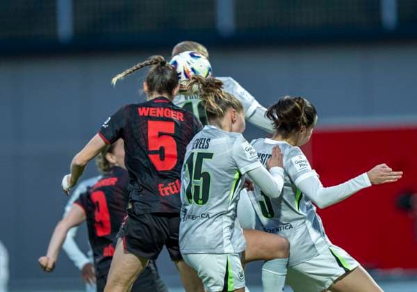 Claudia Wenger (Bayer 04 Leverkusen, 5) mit einem Kopfball nach Freistoss. Tor zum 1-2 19.10.2025, Bayer Leverkusen - VfL Wolfsburg, Fussball, 7. Spieltag, Google Pixel Frauen-Bundesliga, GER, Leverkusen, Ulrich Haberland Stadion DFL regulations prohibit any use of photographs as image sequences and or quasi-video. Copyright: HMBxMedia xMarcoxBader