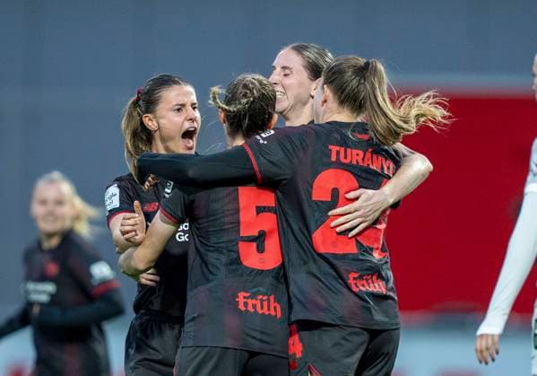 Jubel bei Bayer Leverkusen nach einem Tor von Claudia Wenger (Bayer 04 Leverkusen, 5) 19.10.2025, Bayer Leverkusen - VfL Wolfsburg, Fussball, 7. Spieltag, Google Pixel Frauen-Bundesliga, GER, Leverkusen, Ulrich Haberland Stadion DFL regulations prohibit any use of photographs as image sequences and or quasi-video. Copyright: HMBxMedia xMarcoxBader