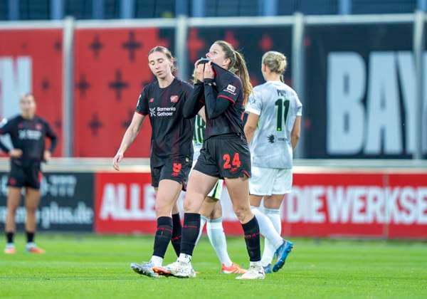 Lilla Turanyi (Bayer 04 Leverkusen, 24) mit Trikot im Gesicht nach ihrer roten Karte 19.10.2025, Bayer Leverkusen - VfL Wolfsburg, Fussball, 7. Spieltag, Google Pixel Frauen-Bundesliga, GER, Leverkusen, Ulrich Haberland Stadion DFL regulations prohibit any use of photographs as image sequences and or quasi-video. Copyright: HMBxMedia xMarcoxBader