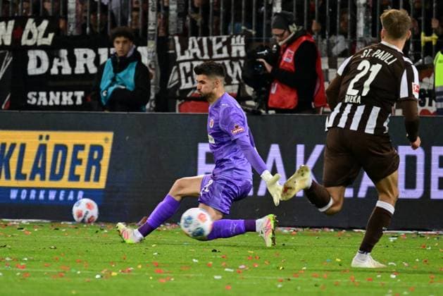Fussball I Herren I 1. Bundesliga l FC St. Pauli - TSG Hoffenheim I 07. Spieltag I Saison 2025-2026 I St. Pauli I 19.10.2025 I Vasilj Nikola (St.Pauli) kassiert hier das 0:1 , Sportplatz : Millerntor Stadion, St.Pauli Hamburg Deutschland