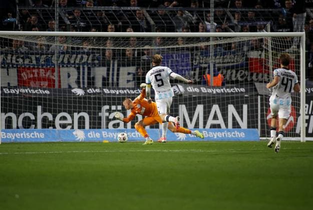Fussball, Herren, 3.Liga, Saison 2025 2026, TSV 1860 München - MSV Duisburg, Grünwalder Stadion 3:1 durch Thore Jacobsen (TSV 1860 München) hier gegen Keeper Maximilian Braune (MSV Duisburg) , Tor, Endstand