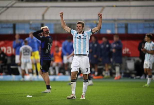 Fussball, Herren, 3.Liga, Saison 2025 2026, TSV 1860 München - MSV Duisburg, Grünwalder Stadion Siemen Voet (TSV 1860 München) jubelt beim Schlusspfiff, Freude, Erleichterung