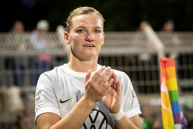 Frauen Fußball-Bundesliga; Bayer 04 Leverkusen - VfL Wolgsburg, 19.10.2025 Alexandra Popp (VfL Wolfsburg, 11) wurde ausgewechselt und bedankt sich bei den Fans aus Wolfsburg; Bayer 04 Leverkusen - VfL Wolgsburg an Spieltag 7 der Google Pixel Frauen-Bundesliga am 19.10.2025 im Ulrich-Haberland-Stadion in Leverkusen (Nordrhein-Westfalen). DFL REGULATIONS PROHIBIT ANY USE OF PHOTOGRAPHS AS IMAGE SEQUENCES AND OR QUASI-VIDEO. Copyright: xBEAUTIFULxSPORTS AxelxKohringx