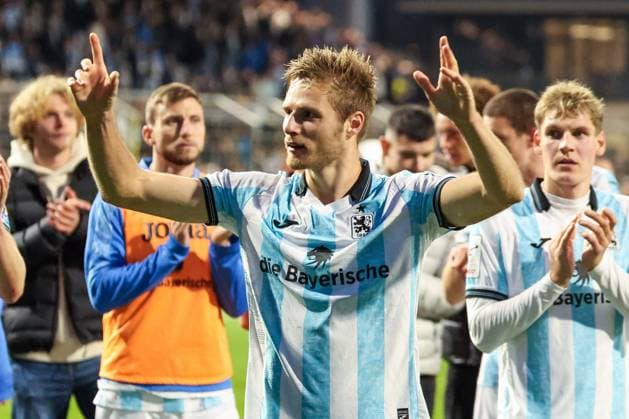 Siemen Voet 3 (TSV 1860 Muenchen) feiert mit den Fans nach Spielende, TSV 1860 Muenchen vs. MSV Duisburg, DFL, Dritte Liga, Saison 2025 2026, Stadion an der Gruenwalder Strasse, Hinrunde, 11. Spieltag, 19.10.2025 DFB regulations prohibit any use of photographs as image sequences and or quasi-video Muenchen Bayern Deutschland
