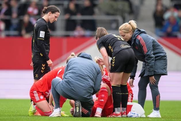 Fußball, Google Pixel Frauen Bundesliga, 20251019, FC Bayern München - 1. FC Köln. Im Bild Lena OBERDORF (Bayern, 8) angeschlagen am Boden, Adriana ACHCINSKA (Köln, 9) entschuldigt sich. München FC Bayern Campus Bayern Deutschland Copyright: Passion2Press MarkusxFischerx