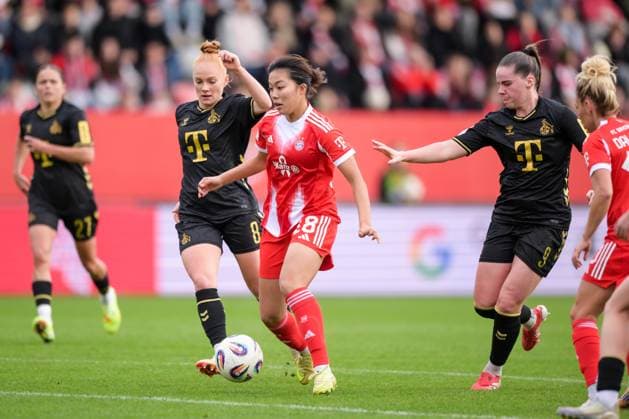 Fußball, Google Pixel Frauen Bundesliga, 20251019, FC Bayern München - 1. FC Köln. Im Bild v.l .Laura VOGT (Köln, 8), Momoko TANIKAWA (Bayern, 18) Dribbling Ball Strafraum. München FC Bayern Campus Bayern Deutschland Copyright: Passion2Press MarkusxFischerx