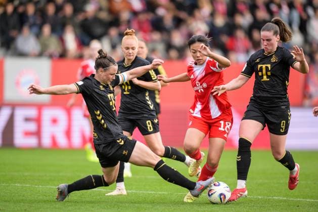 Fußball, Google Pixel Frauen Bundesliga, 20251019, FC Bayern München - 1. FC Köln. Im Bild v.l. Marina HEGERING (Köln, 33). Momoko TANIKAWA (Bayern, 18) Zweikampf Ball, Adriana ACHCINSKA (Köln, 9). München FC Bayern Campus Bayern Deutschland Copyright: Passion2Press MarkusxFischerx